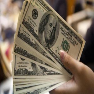 الدولار يواصل التراجع متأثراً بمخاوف بشأن الاقتصاد الأمريكي