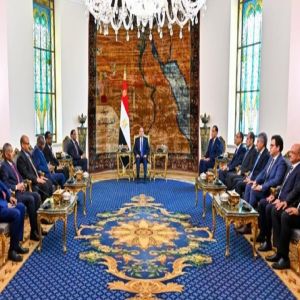 الرئيس المصري يبحث مع رئيس الوزراء السوداني العلاقات الثنائية وجهود تسوية الأزمة السودانية