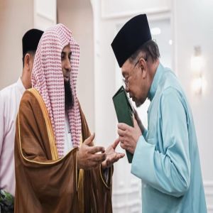قدمّ نسخة من القرآن الكريم لدولته.. رئيس الوزراء الماليزي يستقبل الشيخ صلاح البدير ويؤكد تعزيز منهج الوسطية