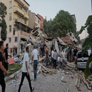 قتيل و4 مصابين وانهيار 16 مبنى في زلزال تركيا