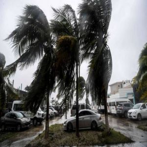 الإعصار إيرين يتحول إلى الفئة الرابعة ويزداد قوة وسرعة