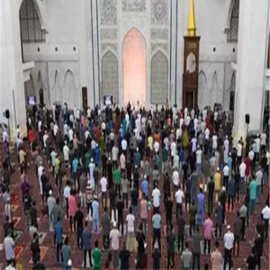 قانون جديد يثير الجدل في ماليزيا: السجن عامين للمتخلفين عن صلاة الجمعة