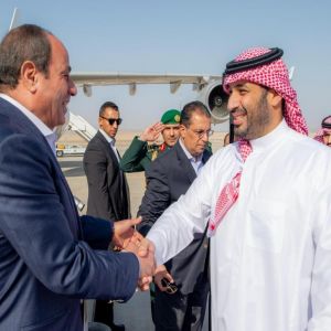 رئيس جمهورية مصر يصل إلى نيوم وسمو ولي العهد في مقدمة مستقبليه