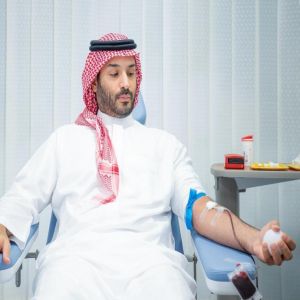 سمو ولي العهد يتبرع بالدم في بادرة كريمة.. ويُطلق الحملة الوطنية السنوية للتبرع بالدم