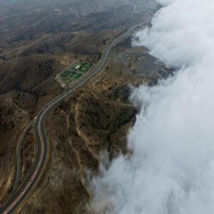 قمم عسير تودع الصيف بالضباب والمطر