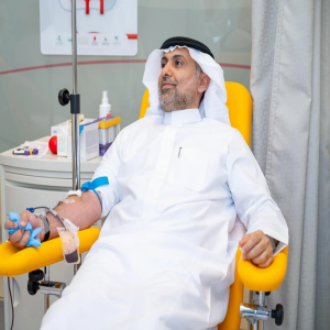 وزير الصحة يشارك في الحملة الوطنية للتبرع بالدم اقتداءً بسمو ولي العهد