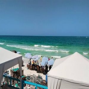 مصر تُخلي شواطئ الإسكندرية بعد غرق 6 فتيات وإصابة 24 في حادث مأساوي