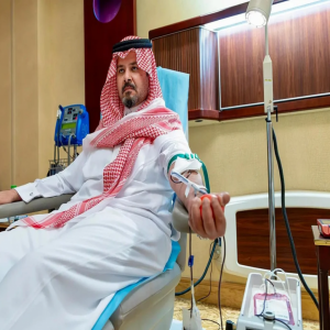 أمير المدينة المنورة يتبرّع بالدم تفاعلًا مع الحملة الوطنية التي أطلقها ولي العهد