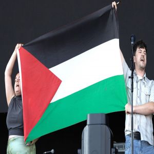 مقاطعة مهرجان موسيقي في بريطانيا بعد منع فرقة أيرلندية من رفع العلم الفلسطيني