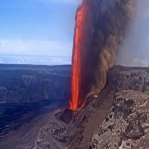 بركان كيلاويا في هاواي يثور مجدداً بقذف حمم بارتفاع 300 متر