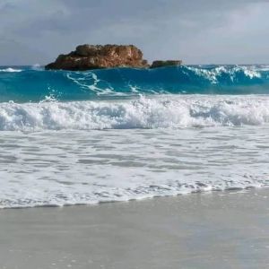 أمواج عاتية تضرب المتوسط.. مصر تغلق شواطئ الإسكندرية ومطروح