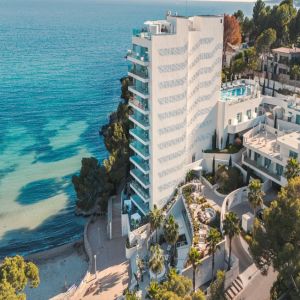 أكثر من 100 سائح يصابون بتسمم غذائي محتمل في فندق بجنوب إسبانيا