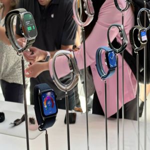 ألمانيا تحظر إعلانات ساعة "آبل" بسبب التضليل البيئي