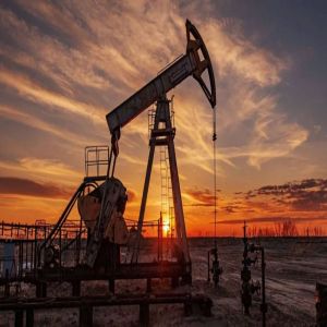 النفط يتراجع 2% وسط مخاوف بشأن الإمدادات الروسية