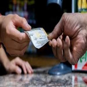 أمريكي يحصد مليون دولار بشراء تذكرتي يانصيب للسحب نفسه بالخطأ