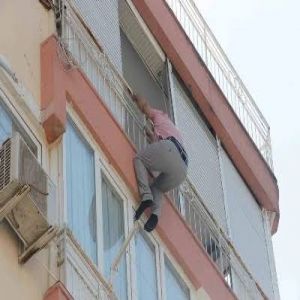 رجل يحاول الانتحار بسبب مشاجرة مع زوجته
