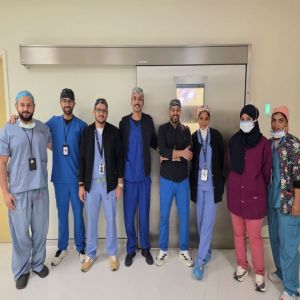 مجمع الملك عبدالله الطبي بجدة يُجري عملية نادرة لنقل وتر العضلة شبه المنحرفة السفلى بالمنظار بنجاح تام