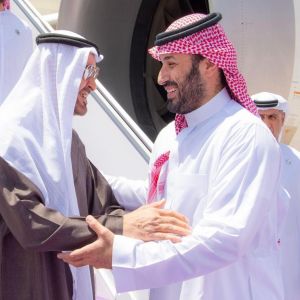سمو رئيس دولة الإمارات العربية المتحدة يصل إلى الرياض وسمو ولي العهد في مقدمة مستقبليه