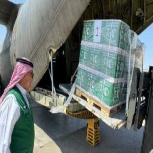 وصول الطائرة الإغاثية السعودية الـ61 إلى مطار العريش لدعم غزة