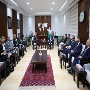 مصطفى يبحث مع وزير خارجية الدنمارك جهود وقف الحرب على غزة وتنفيذ حل الدولتين