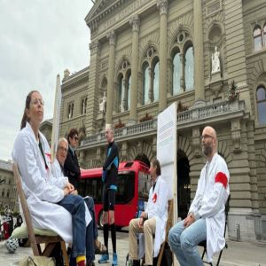 احتجاجاً على حرب غزة.. أطباء سويسريون يضربون عن الطعام أمام البرلمان