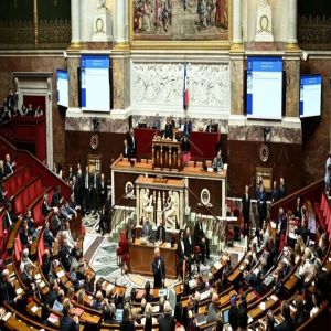 أزمة جديدة في فرنسا.. البرلمان يسحب الثقة من الحكومة