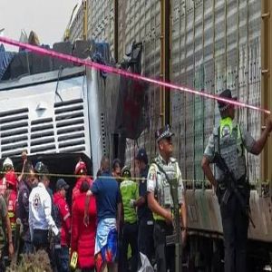 مصرع 10 أشخاص وإصابة 41 آخرين جراء اصطدام قطار بحافلة في المكسيك