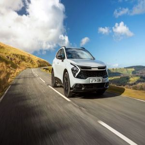 كيا تفوز بجائزتين من جوائز وات كار (What Car?)للسيارات الكهربائية لعام 2025