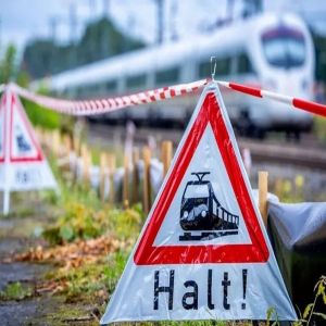 ألمانيا.. حريق وحادث سيارة يعطلان حركة القطارات ويحجزان 900 راكباً