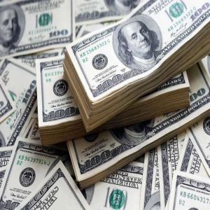 الدولار يتراجع مع ترقب المستثمرين قرار المركزي الأمريكي
