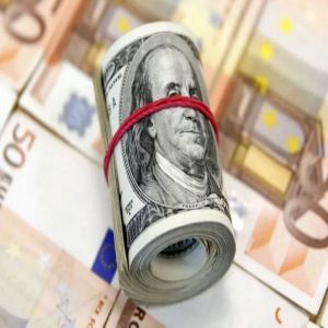 الدولار عند أدنى مستوى في 4 سنوات مقابل اليورو