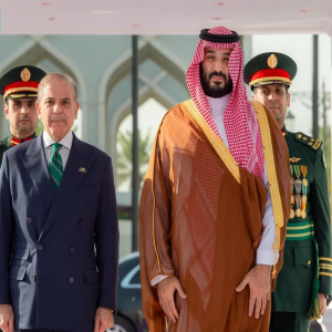 سمو ولي العهد يستقبل رئيس وزراء جمهورية باكستان الإسلامية ويعقدان جلسة مباحثات رسمية ويوقعان على اتفاقية الدفاع الإستراتيجي المشترك