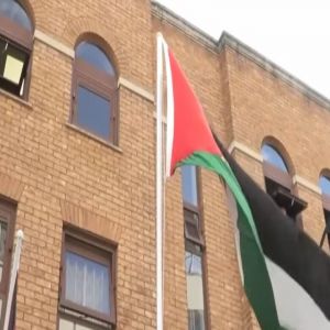 فلسطين ترفع علمها فوق سفارتها في لندن بحضور عدد من السفراء