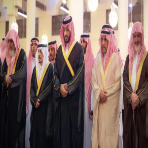 سمو ولي العهد يؤدي صلاة الميت على سماحة الشيخ عبدالعزيز بن عبدالله بن محمد آل الشيخ -رحمه الله-