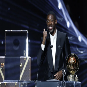 ديمبلي يهدي الكرة الذهبية لباريس سان جيرمان