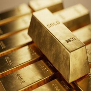 الذهب يقفز فوق 3800 دولار ترقبًا لكلمة رئيس الفيدرالي