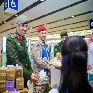 الجوازات تحتفل مع المسافرين بمناسبة اليوم الوطني الـ 95 للمملكة في المنافذ الدولية