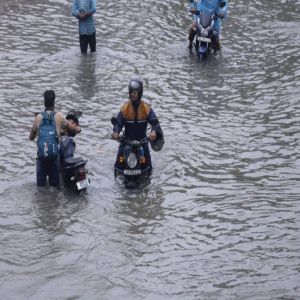 إعصار «راغاسا» يثير الهلع ويشل الحركة الجوية في شرق آسيا