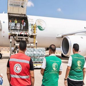 الطائرة السعودية الـ65 لإغاثة غزة تصل مطار العريش