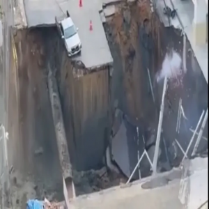 انهيار أرضي في بانكوك يبتلع سيارات وأعمدة كهرباء