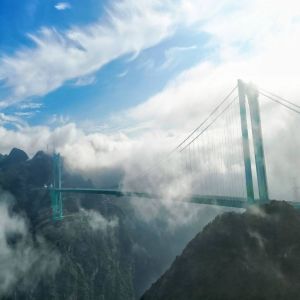 الصين تفتتح أطول جسر في العالم أمام حركة المرور