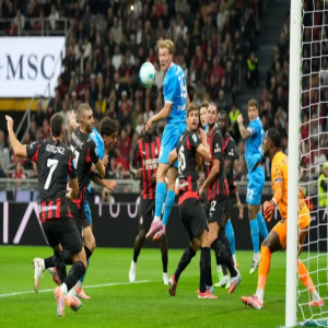 ميلان يقهر نابولي ويتصدر الدوري الإيطالي
