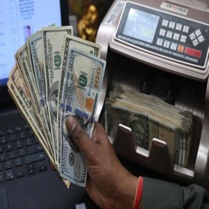 الدولار في موقف دفاعي قبل احتمال إغلاق الحكومة الأمريكية