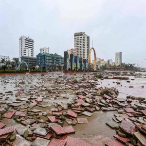 فيتنام: مصرع شخص وفقدان 12 آخرين مع وصول «بوالوي»