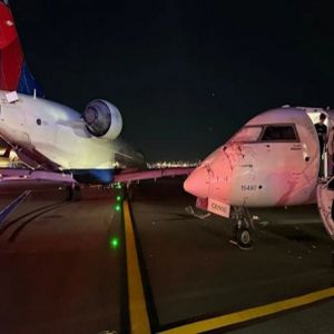 تصادم طائرتي ركاب في مطار بنيويورك