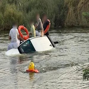 «الدفاع المدني» بالقنفذة ينقذ 5 أشخاص احتجزوا في مركبة جرفها السيل