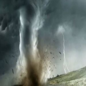 عواصف عنيفة تضرب أوروبا وتتسبب في تعطل الملاحة الجوية والبحرية