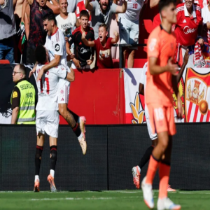 إشبيلية يُسقط برشلونة برباعية في الدوري الإسباني