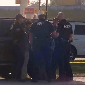 أم تطلق النار على أطفالها الأربعة داخل السيارة