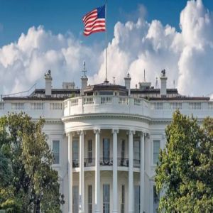 البيت الأبيض: لا تسريح للعاملين بعد بسبب الإغلاق